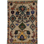 ガズニウールの手織り絨毯 ベージュ地に花と幾何学模様