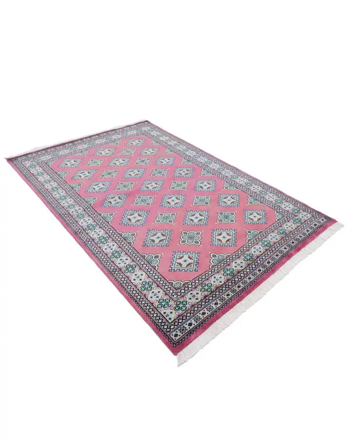 ローズピンクの手織りパキスタン絨毯(ラグ)約138×195cm。ウール素材の高品質ラホール産