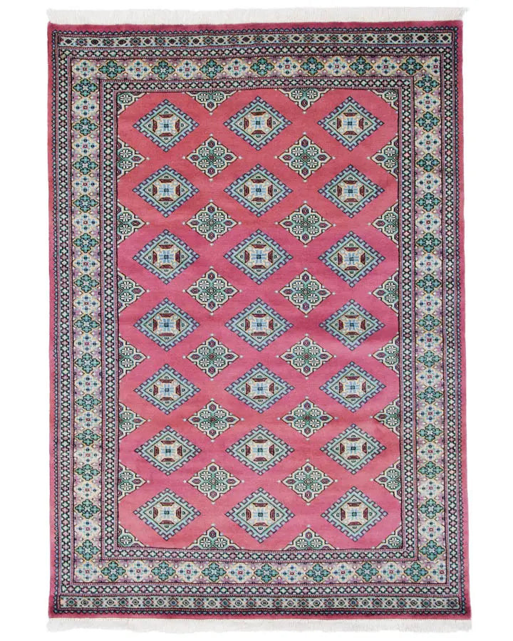 ローズピンクの手織りパキスタン絨毯(ラグ)約138×195cm。ウール素材の高品質ラホール産