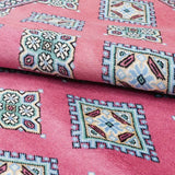 ローズピンクの手織りパキスタン絨毯(ラグ)約138×195cm。ウール素材の高品質ラホール産