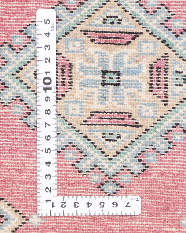 ローズピンクの手織りパキスタン絨毯(ラグ)約138×195cm。ウール素材の高品質ラホール産