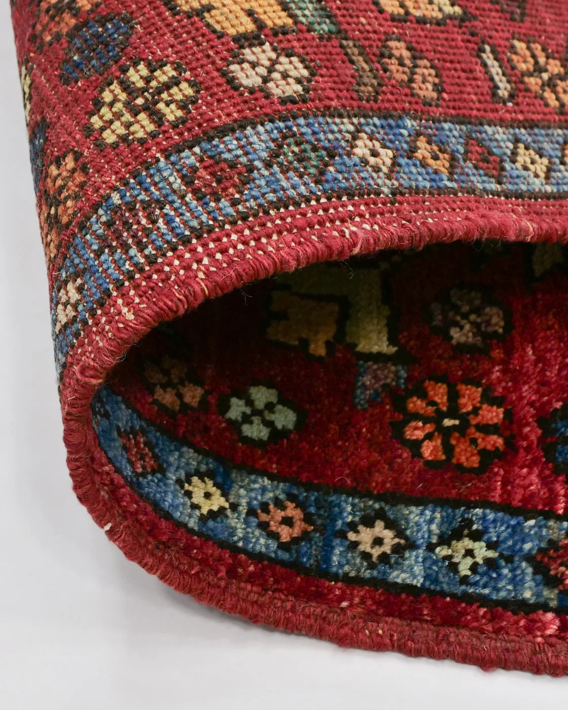 手紡ぎガズニウール使用 モダンと伝統が調和するラグ