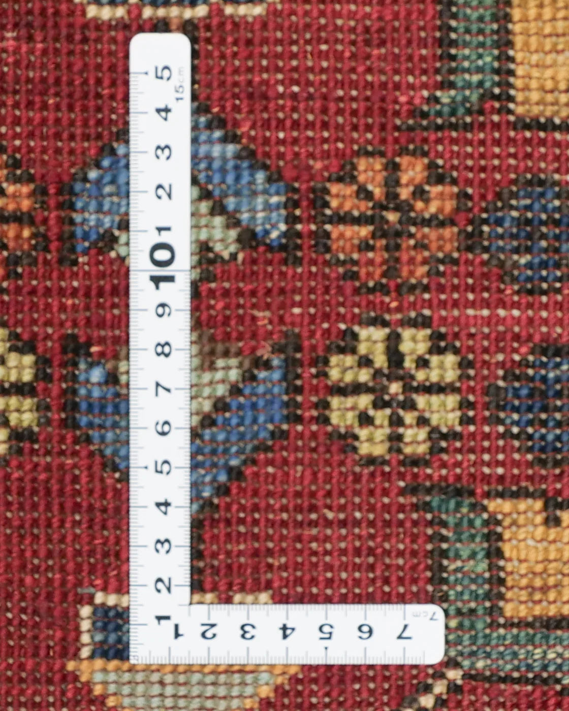 赤地に花瓶モチーフが織り込まれたガズニウールカーペットの織り密度