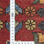 赤地に花瓶モチーフが織り込まれたガズニウールカーペットの織り密度