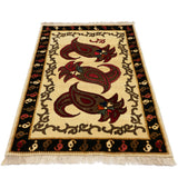 シーラーズ産ギャッベ。唐辛子の形を思わせるボテ(ペイズリー)文様が3つ織り込まれた手織りラグ