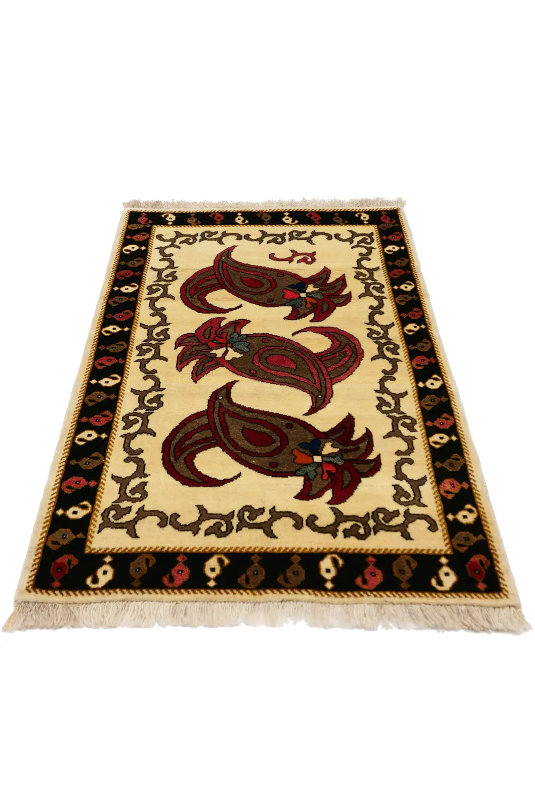 シーラーズ産ギャッベ。唐辛子の形を思わせるボテ(ペイズリー)文様が3つ織り込まれた手織りラグ