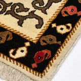 ナチュラルウールを使用した手織りギャッベ。柔らかな風合いと伝統的なボテ柄が特徴