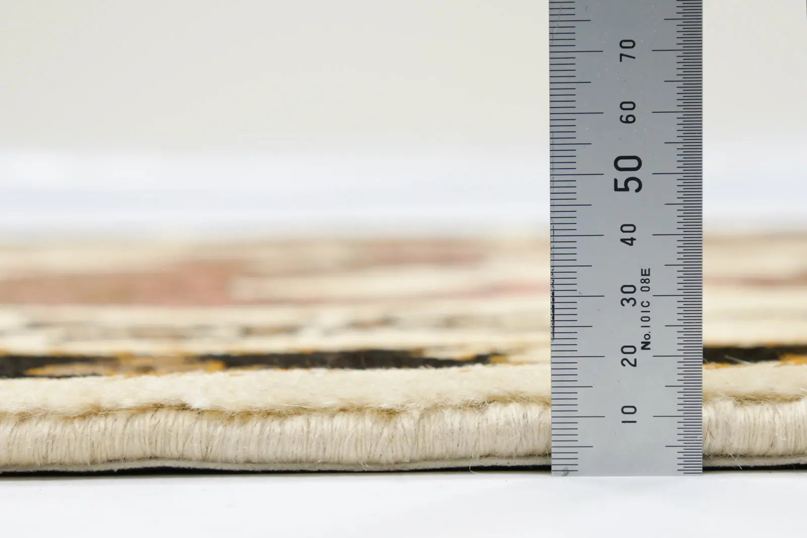 トライバルな雰囲気を感じる手織りギャッベの厚み