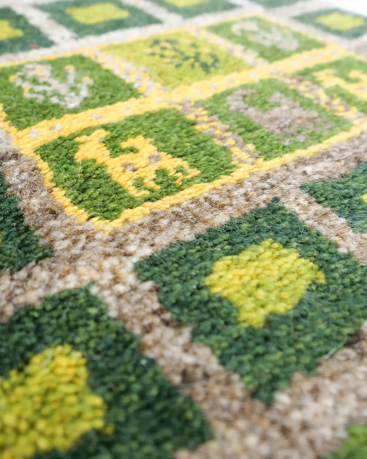 草原のような色合いのスクエアデザイン ペルシャギャッベ