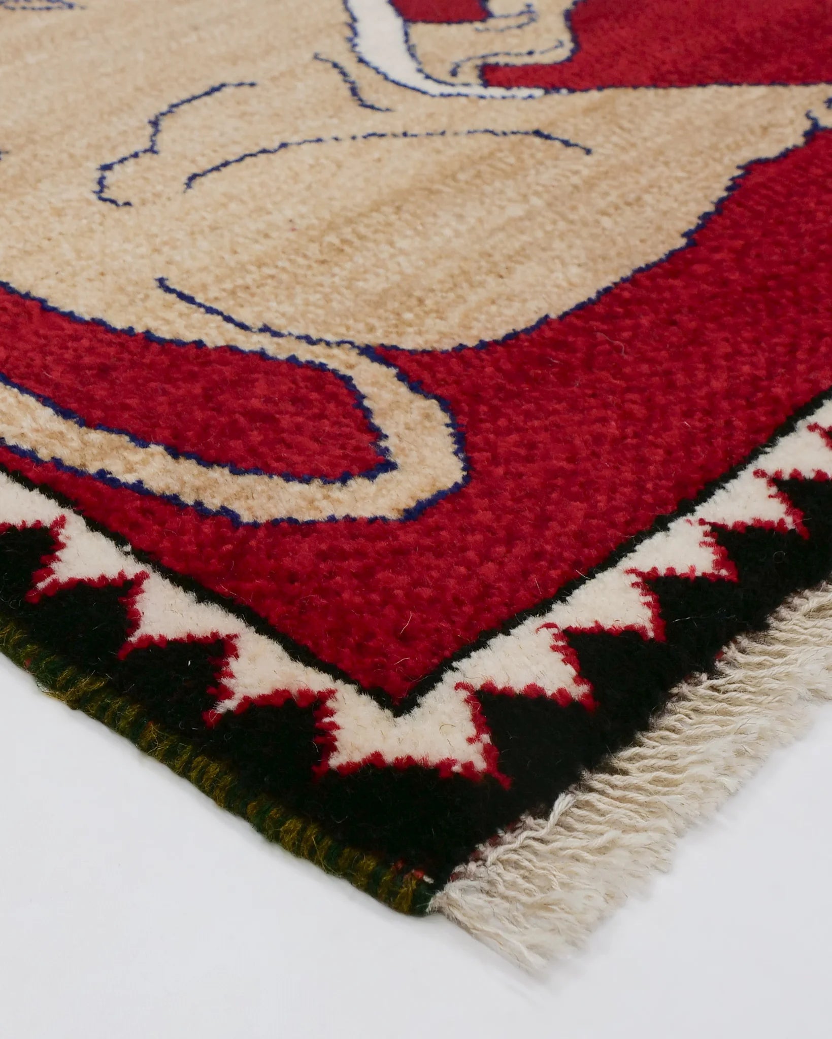 ペルシャ絨毯 シーラーズ産 ライオンギャッベ 赤地にベージュのライオン 手織り ウール製 約70×95cm 厚み約2cm
