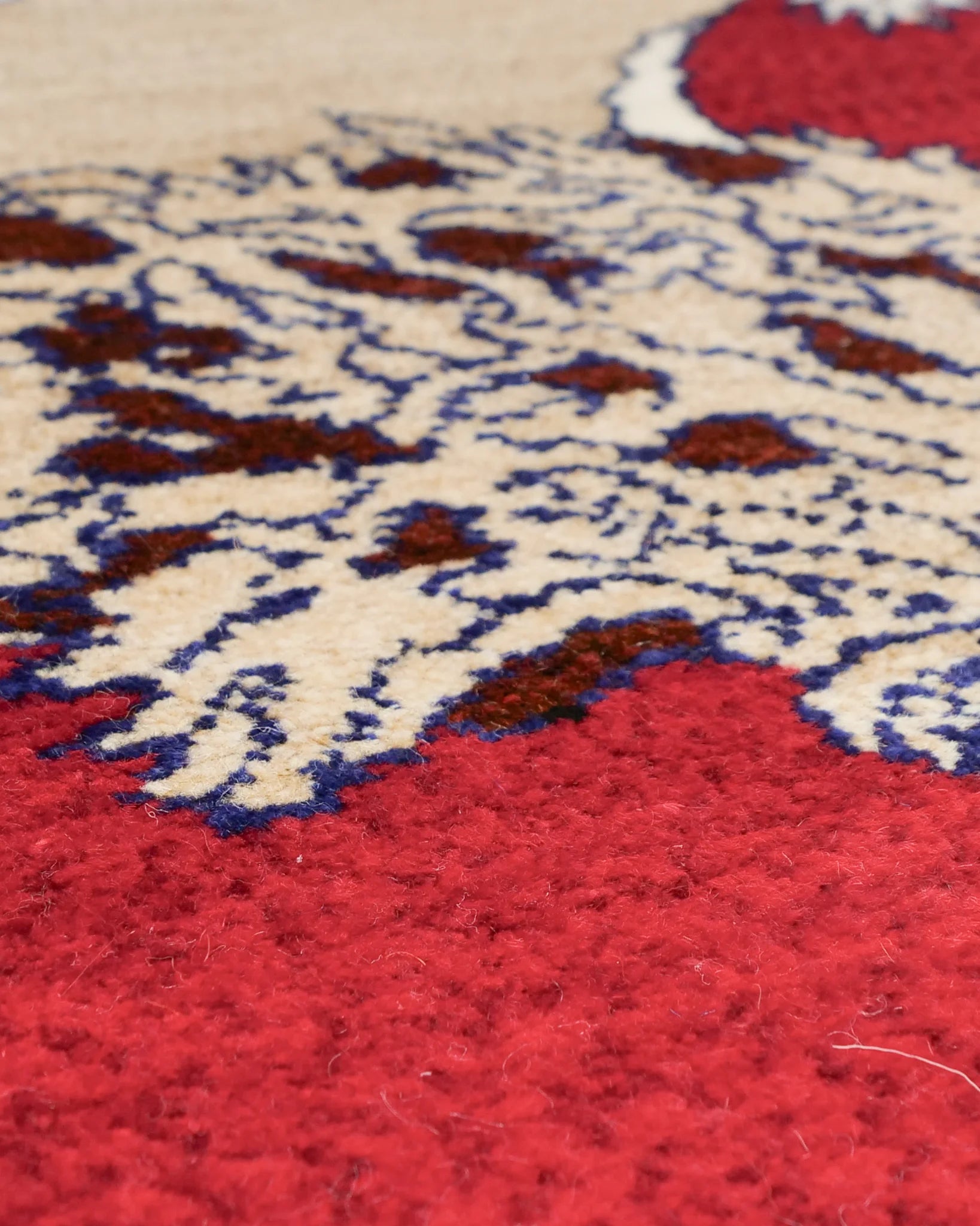 ペルシャ絨毯 シーラーズ産 ライオンギャッベ 赤地にベージュのライオン 手織り ウール製 約70×95cm 厚み約2cm