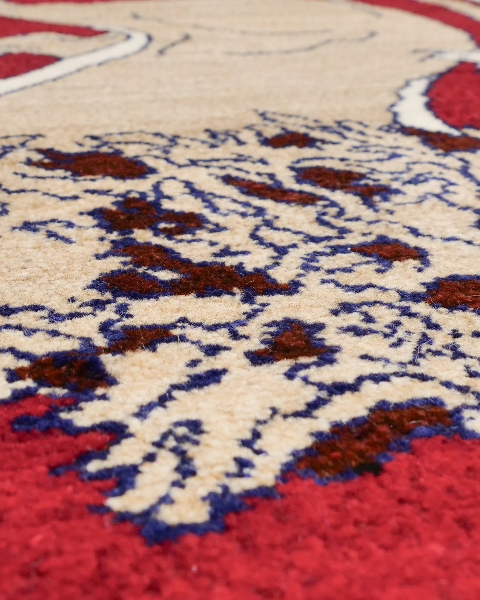 ペルシャ絨毯 シーラーズ産 ライオンギャッベ 赤地にベージュのライオン 手織り ウール製 約70×95cm 厚み約2cm