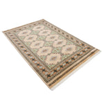 ベージュと淡いグリーンを基調とした幾何学模様が特徴のラホール産パキスタン絨毯