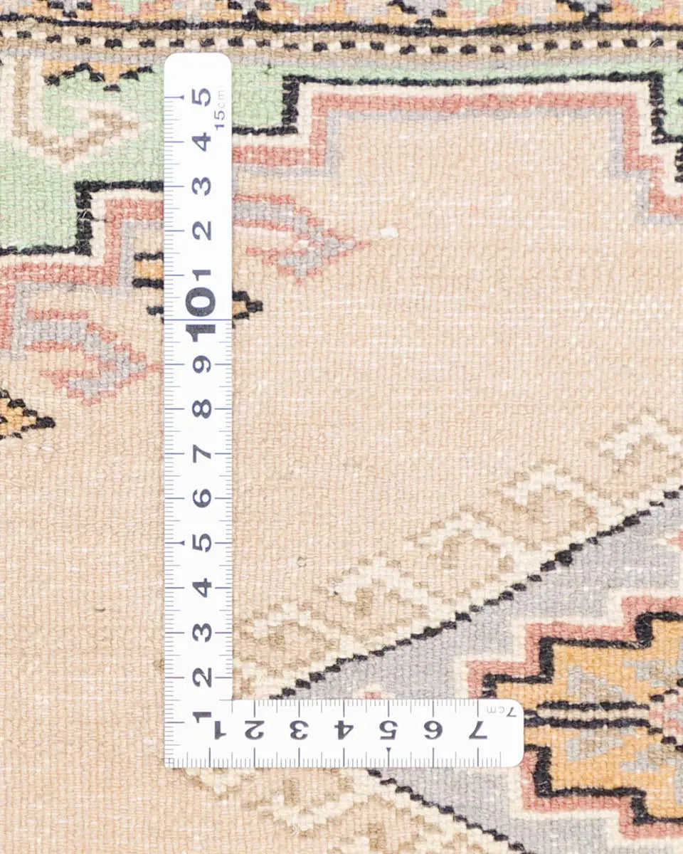 ベージュと淡いグリーンを基調とした幾何学模様が特徴のラホール産パキスタン絨毯