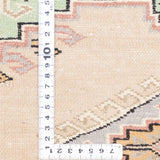 ベージュと淡いグリーンを基調とした幾何学模様が特徴のラホール産パキスタン絨毯