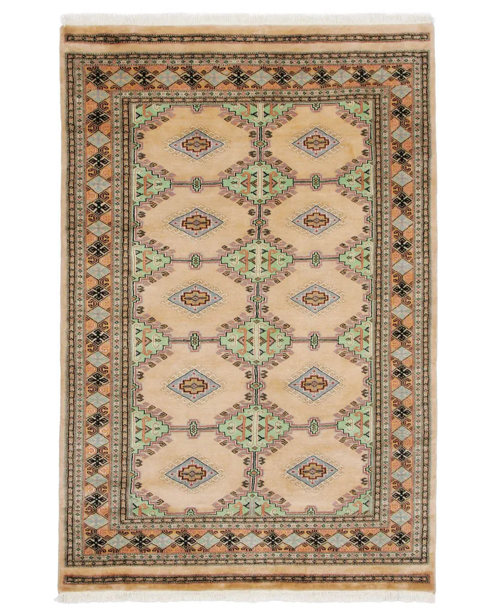 ベージュと淡いグリーンを基調とした幾何学模様が特徴のラホール産パキスタン絨毯