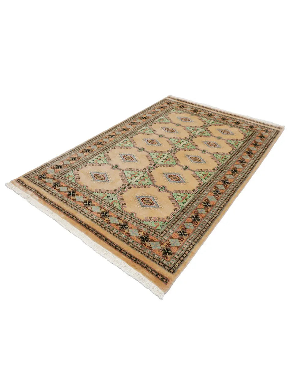 ベージュと淡いグリーンを基調とした幾何学模様が特徴のラホール産パキスタン絨毯