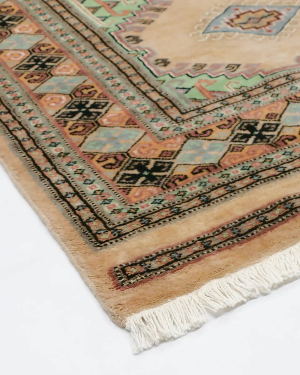 ベージュと淡いグリーンを基調とした幾何学模様が特徴のラホール産パキスタン絨毯