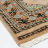 ベージュと淡いグリーンを基調とした幾何学模様が特徴のラホール産パキスタン絨毯