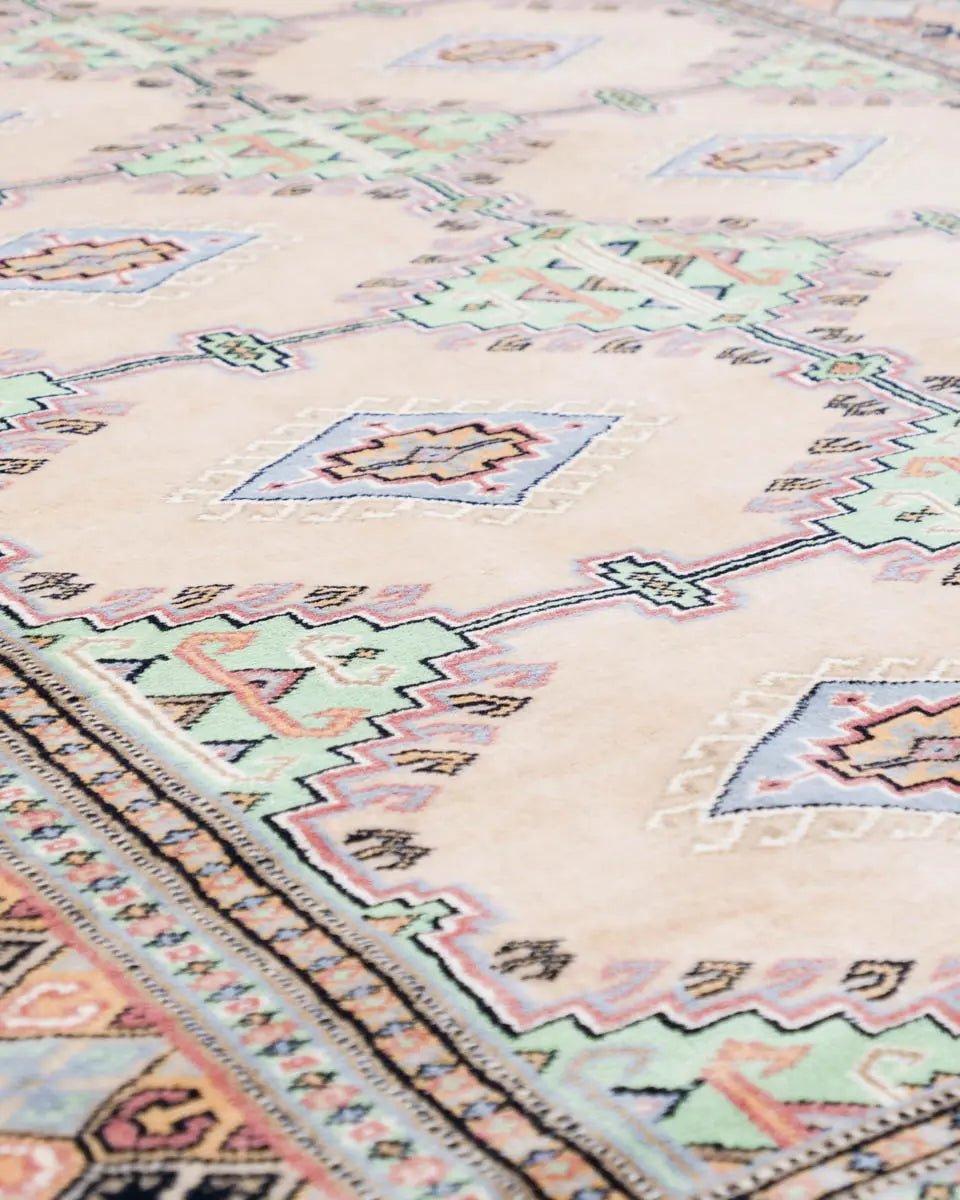 ベージュと淡いグリーンを基調とした幾何学模様が特徴のラホール産パキスタン絨毯