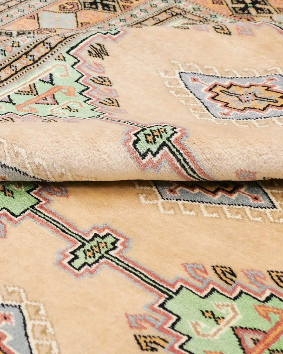 ベージュと淡いグリーンを基調とした幾何学模様が特徴のラホール産パキスタン絨毯