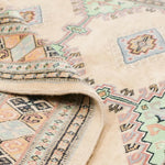 ベージュと淡いグリーンを基調とした幾何学模様が特徴のラホール産パキスタン絨毯