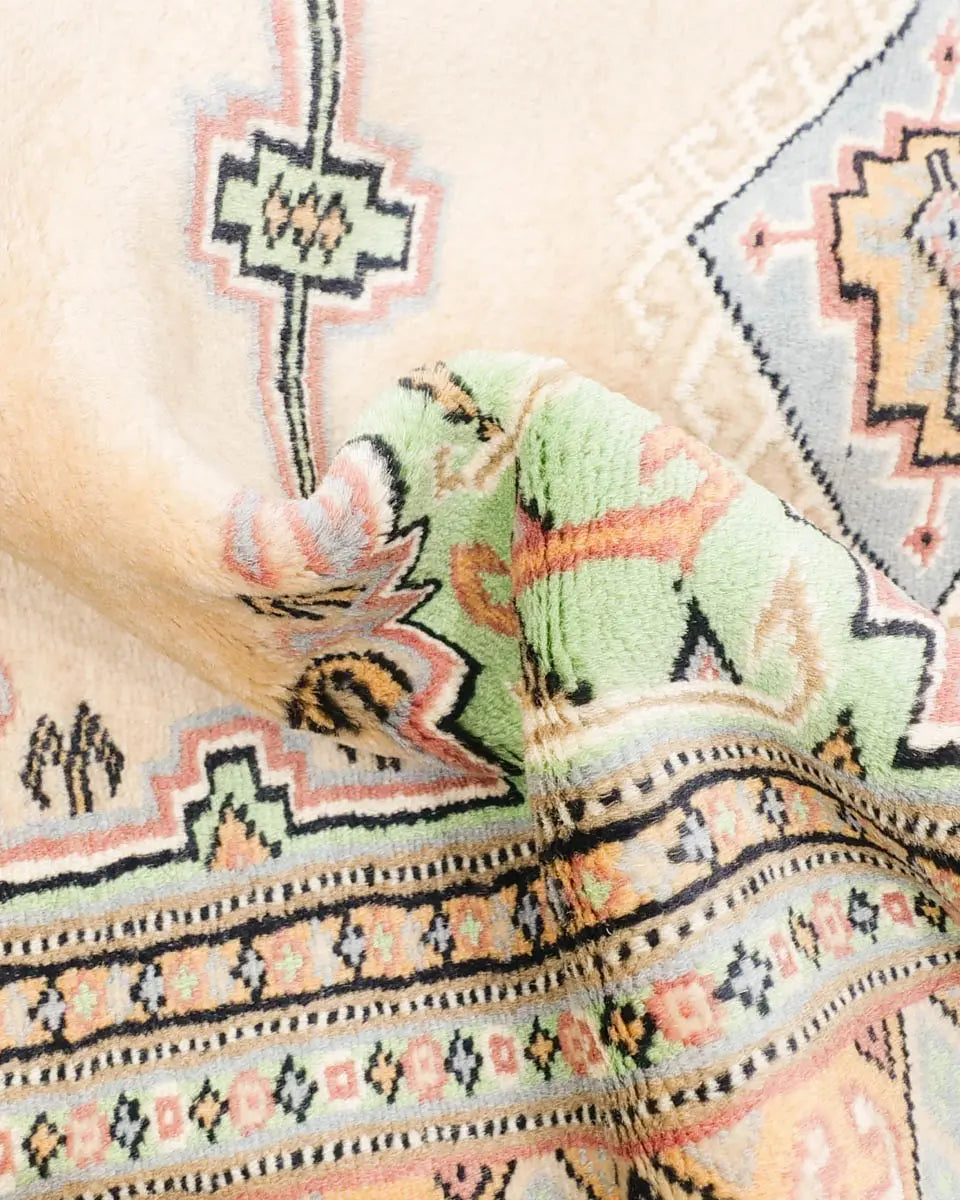 ベージュと淡いグリーンを基調とした幾何学模様が特徴のラホール産パキスタン絨毯