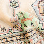 ベージュと淡いグリーンを基調とした幾何学模様が特徴のラホール産パキスタン絨毯