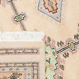 ベージュと淡いグリーンを基調とした幾何学模様が特徴のラホール産パキスタン絨毯