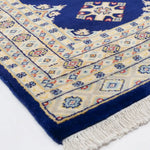 ネイビー地に二種類のひし形模様が規則的に並んだラホール産手織りパキスタン絨毯