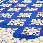 ネイビー地に二種類のひし形模様が規則的に並んだラホール産手織りパキスタン絨毯