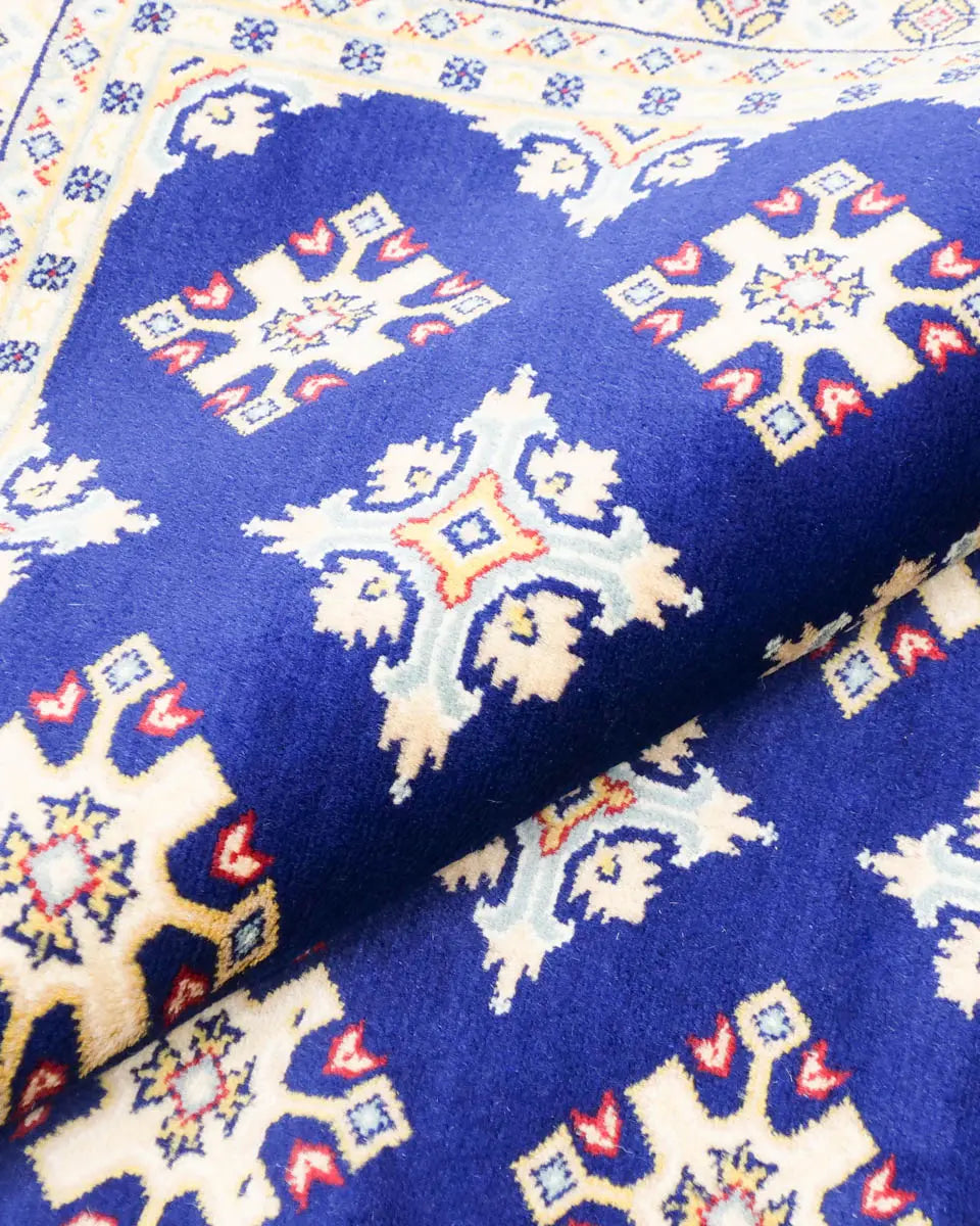 ネイビー地に二種類のひし形模様が規則的に並んだラホール産手織りパキスタン絨毯