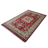 ラホールで手織りされた赤いパキスタン絨毯。繊細な文様が美しい一枚