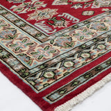 アイボリーの縁取りが映える、深紅のパキスタンウール絨毯