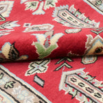 エレガントな赤とベージュのコントラストが特徴のパキスタン絨毯