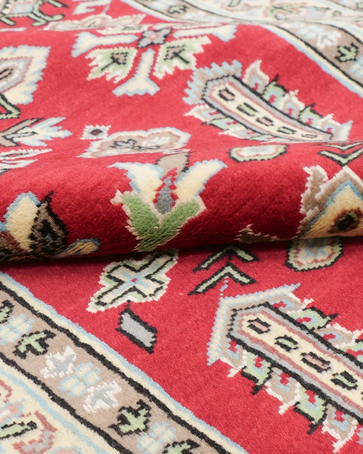 エレガントな赤とベージュのコントラストが特徴のパキスタン絨毯