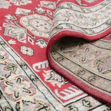 クラシックなメダリオンデザインの赤い手織りパキスタンカーペット