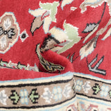 花や幾何学模様が細かく織り込まれた、伝統的なパキスタン絨毯