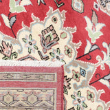 上質なウールで織られた、艶やかな赤のパキスタンラグ