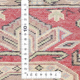 室内に高級感を添える、赤ベースのパキスタン・ラホール絨毯の織り密度がわかる写真