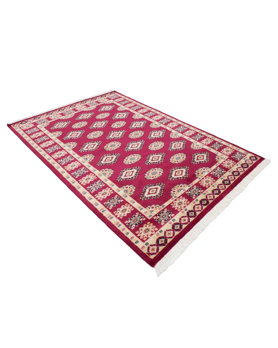 赤を基調としたパキスタン絨毯。中央にはひし形のジャルダン柄と楕円形のボハラ柄が交互に並び、周囲は繊細な模様で縁取られている。