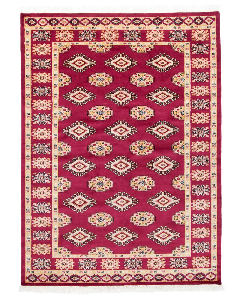 赤を基調としたパキスタン絨毯。中央にはひし形のジャルダン柄と楕円形のボハラ柄が交互に並び、周囲は繊細な模様で縁取られている。
