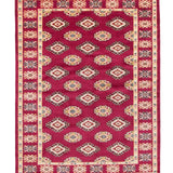 赤を基調としたパキスタン絨毯。中央にはひし形のジャルダン柄と楕円形のボハラ柄が交互に並び、周囲は繊細な模様で縁取られている。