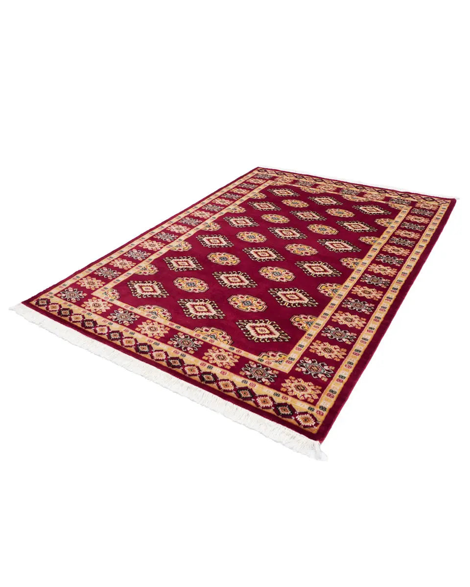 赤を基調としたパキスタン絨毯。中央にはひし形のジャルダン柄と楕円形のボハラ柄が交互に並び、周囲は繊細な模様で縁取られている。