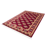 赤を基調としたパキスタン絨毯。中央にはひし形のジャルダン柄と楕円形のボハラ柄が交互に並び、周囲は繊細な模様で縁取られている。