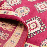 赤を基調としたパキスタン絨毯。中央にはひし形のジャルダン柄と楕円形のボハラ柄が交互に並び、周囲は繊細な模様で縁取られている。