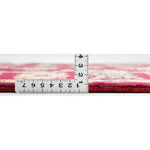 赤を基調としたパキスタン絨毯。中央にはひし形のジャルダン柄と楕円形のボハラ柄が交互に並び、周囲は繊細な模様で縁取られている。