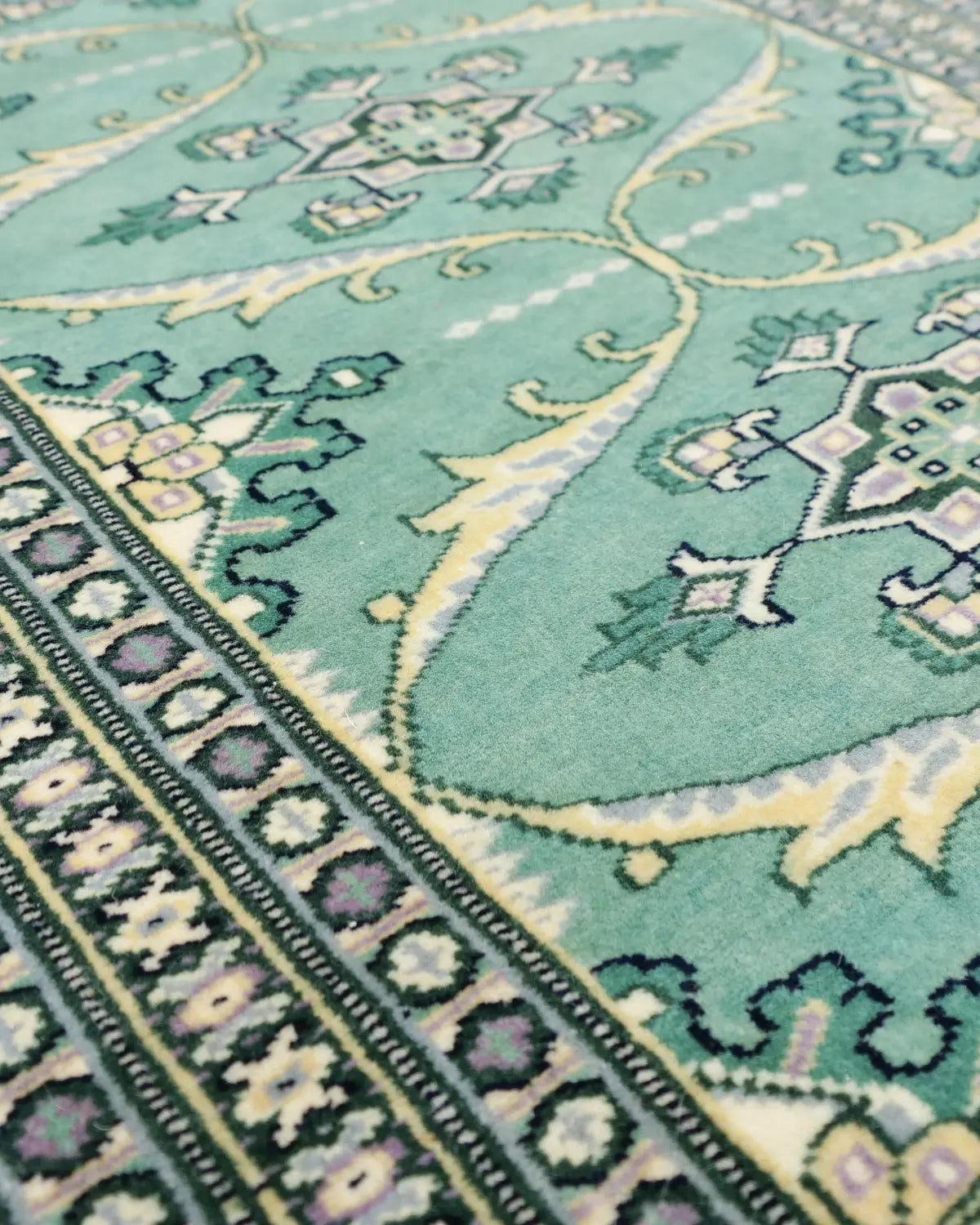 クラシックな文様が魅力の手織りパキスタン絨毯 小サイズラグ