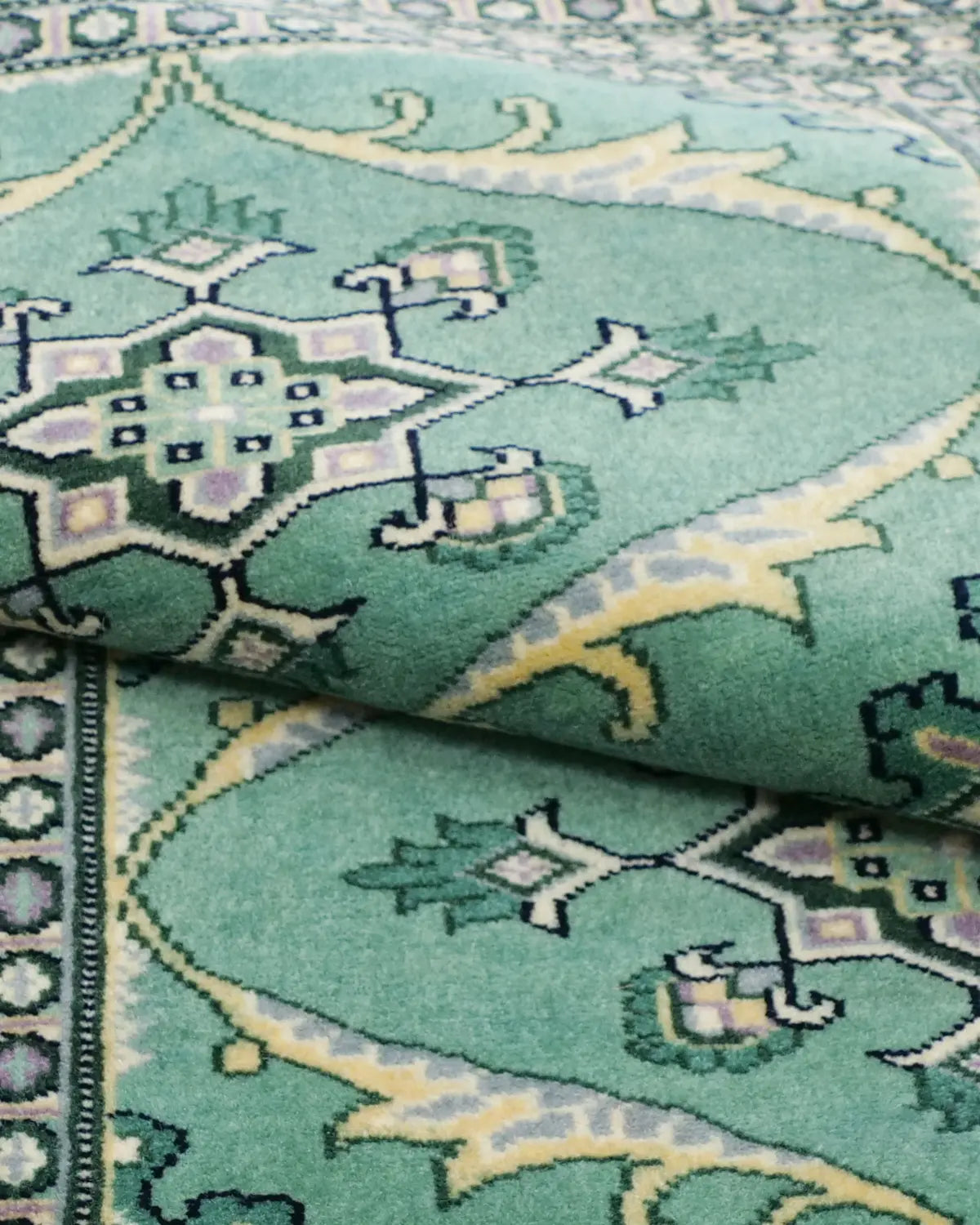 グリーンとゴールドのコントラストが美しいラホール産絨毯