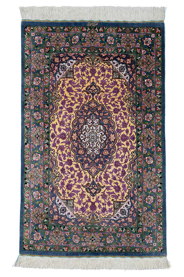 ペルシャ絨毯　クム産　レザヴィ工房　シルク　約78cm x 124cm